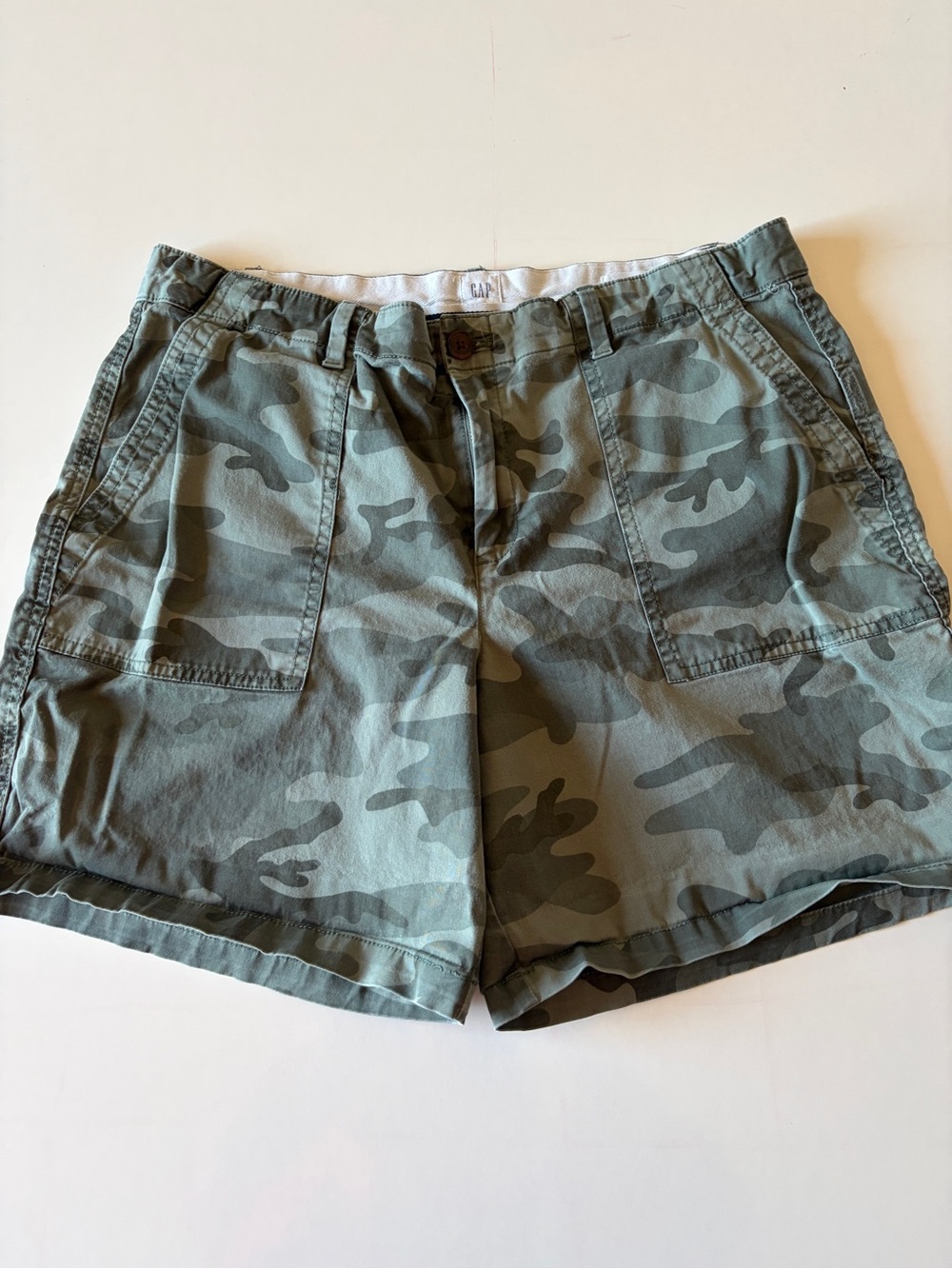 Gap Girlfriend chino Shorts Womens size 14 Green Camo Mid Rise Cotton 6” inseam